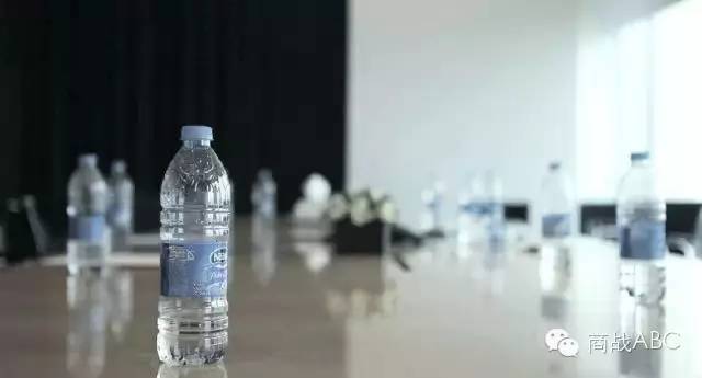 最成功的礦泉水包裝營銷：只賣半瓶水，銷量卻