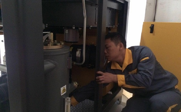 葆德售后技術(shù)員正在安裝空壓機(jī)